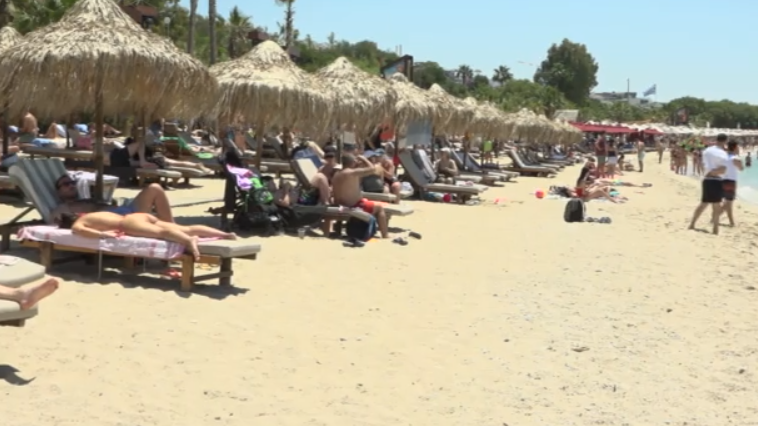 Κοσμοσυρροή στις παραλίες της Αττικής – «Τσουχτερή» η βουτιά στις οργανωμένες παραλίες