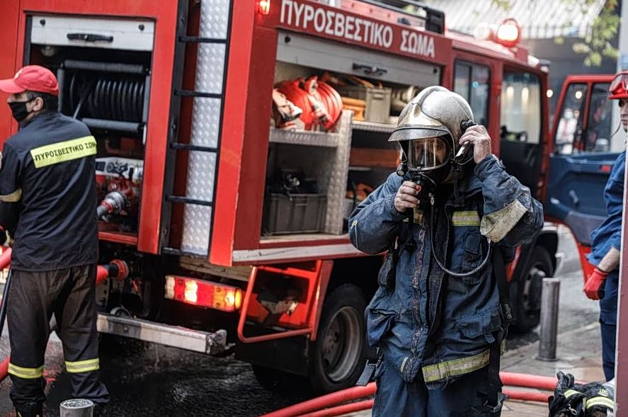Γιαννιτσά: Αστυνομικός όρμηξε σε φλεγόμενο σπίτι & έσωσε δύο αδερφάκια