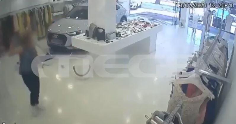 Βριλήσσια: Όχημα εισέβαλε σε κατάστημα με ρούχα σπάζοντας την τζαμαρία – Βίντεο ντοκουμέντο
