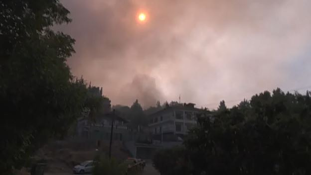 Φωτιά στο Ωραιόκαστρο: Τραγωδία με δύο νεκρούς & «βροχή» μηνυμάτων από το 112