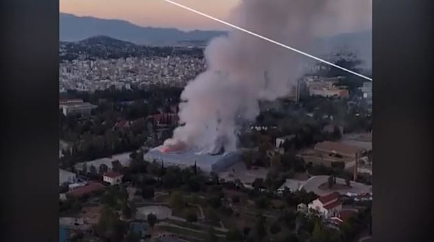 Πάρκο Γουδή: Μεγάλη φωτιά στο γήπεδο του Badminton