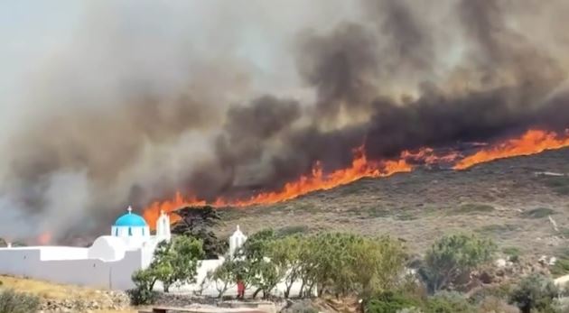 Μεγάλη φωτιά στην Πάρο – Εκκενώνονται οικισμοί