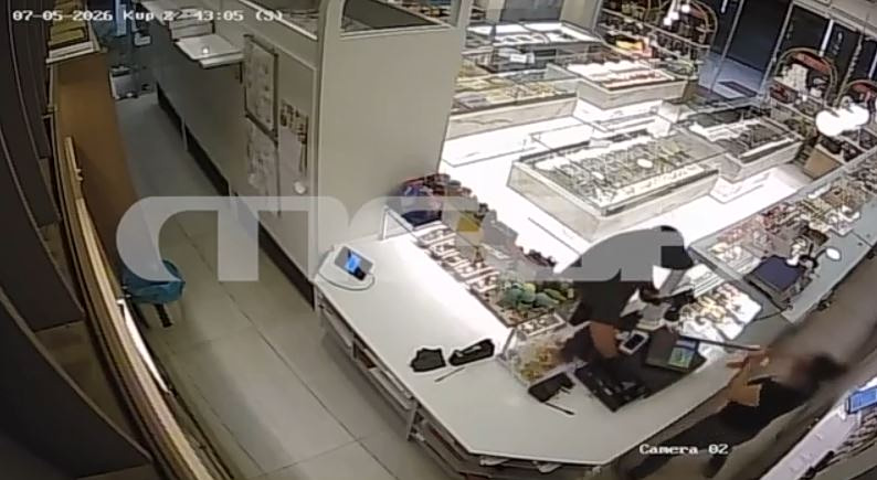 Νίκαια: Υπάλληλος ζαχαροπλαστείου επιτέθηκε με σφουγγαρίστρα σε ληστή