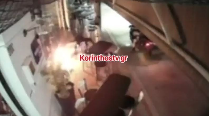 Νεμέα: Η στιγμή που δύο κουκουλοφόροι βάζουν φωτιά με βενζίνη σε καφετέρια – Βίντεο Ντοκουμέντο