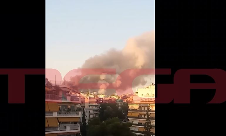 Μεγάλη πυρκαγιά στο θέατρο Μπάντμιντον – Ήχησε το 112