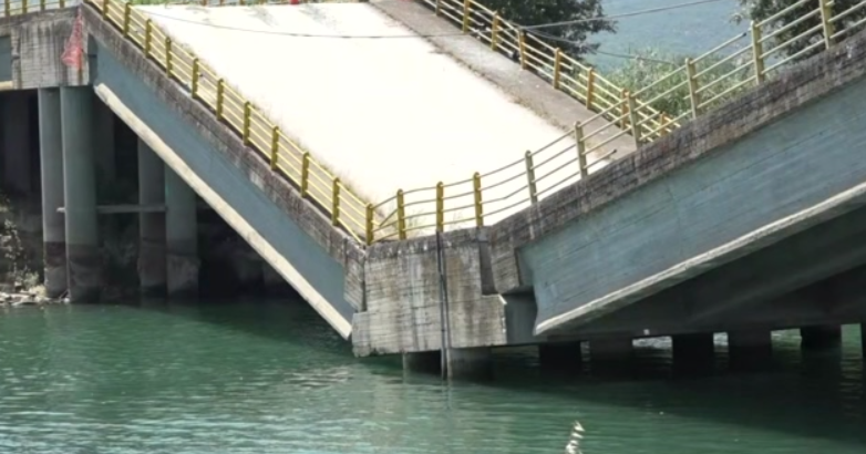 Λάρισα: Με ρίσκο οι διελεύσεις οχημάτων από τη σχεδόν βυθισμένη γέφυρα από το πέρασμα της κακοκαιρίας Daniel