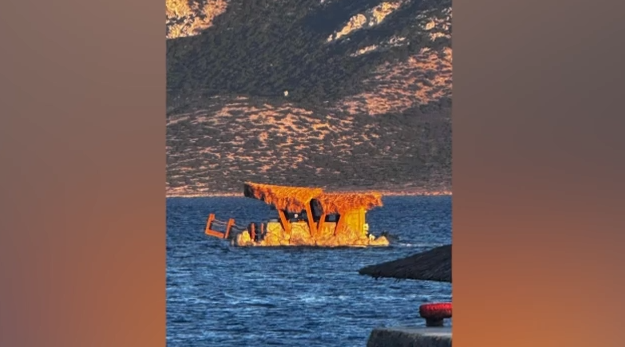 Κουφονήσια: Αποχώρησε η πλωτή καντίνα από την παραλία – Συνελήφθη ο ιδιοκτήτης