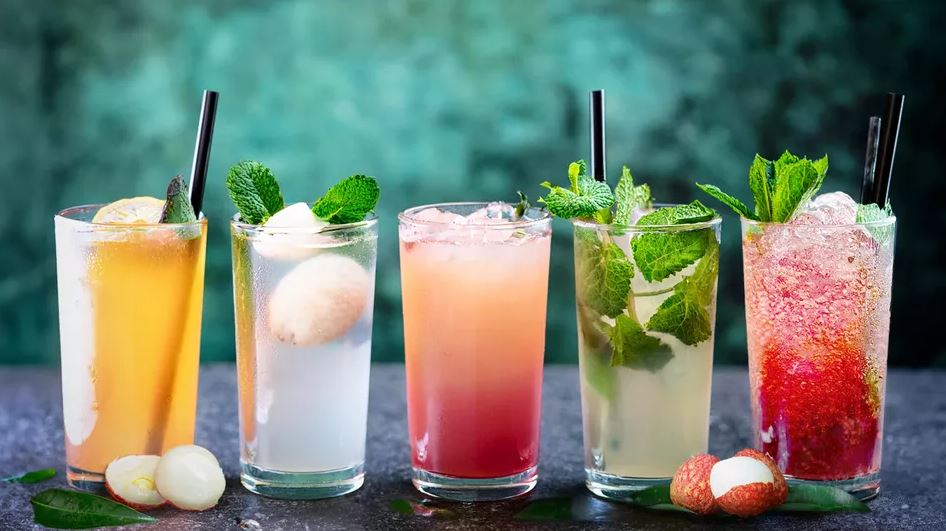 Mocktails: Η νέα τάση στα cocktails που προσφέρει απόλαυση χωρίς αλκοόλ