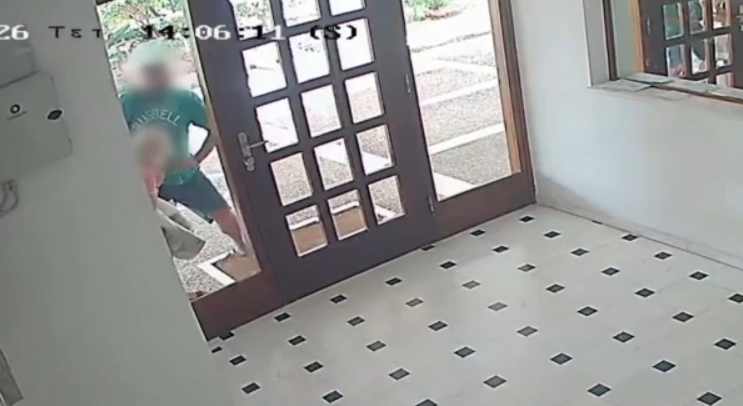 Παλαιό Φάληρο: Επίθεση σε γυναίκα από άγνωστο στην είσοδο του σπιτιού της – Προσπάθησε να τη ληστέψει