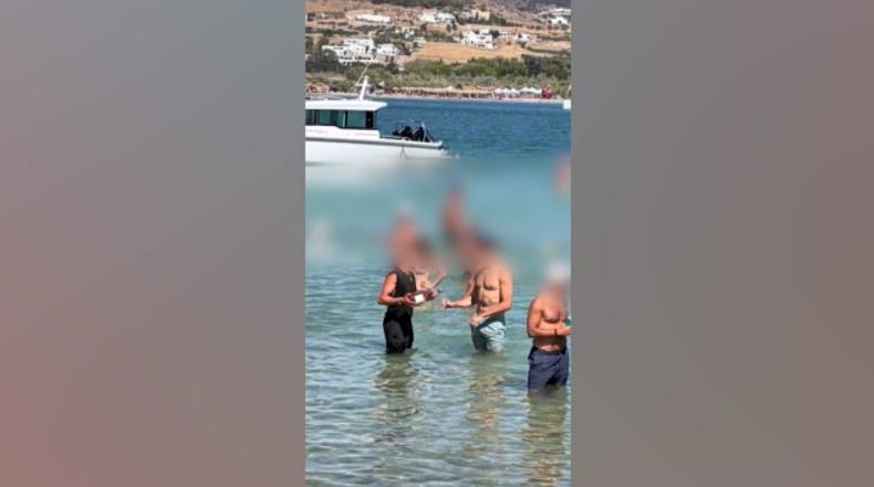 Πάρος: Οργή με βίντεο που δείχνει σερβιτόρο να γεμίζει ποτήρια πελατών μέσα στη θάλασσα