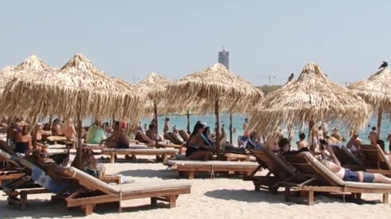 Κοσμοσυρροή στις παράλιες για «ανάσες» δροσιάς – Συστάσεις του ιατρικού συλλόγου για τον καύσωνα