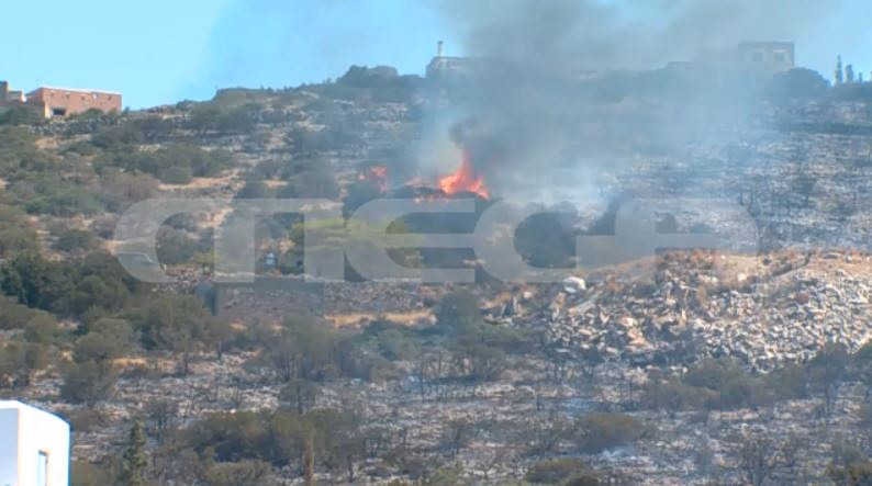 Σκληρή ολονύκτια «μάχη» με τις φλόγες έδωσαν οι πυροσβέστες στην Πάρο – Αλλεπάλληλα μηνύματα του 112 για εκκενώσεις