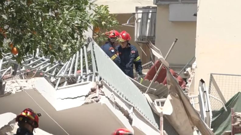 Πετράλωνα: Έρχεται δεύτερη νύχτα στον δρόμο για τους ενοίκους της πολυκατοικίας που κατέρρευσε – Οι πρώτες εκτιμήσεις