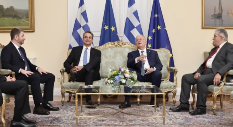 Δεξίωση για την αποκατάσταση της Δημοκρατίας: Η χειραψία Μητσοτάκη-Ανδρουλάκη, τα πηγαδάκια & τα εκλογικά σενάρια