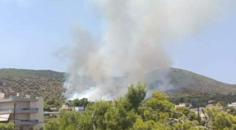 Φωτιά στα Σελήνια Σαλαμίνας – Επιχειρούν επίγειες και εναέριες δυνάμεις