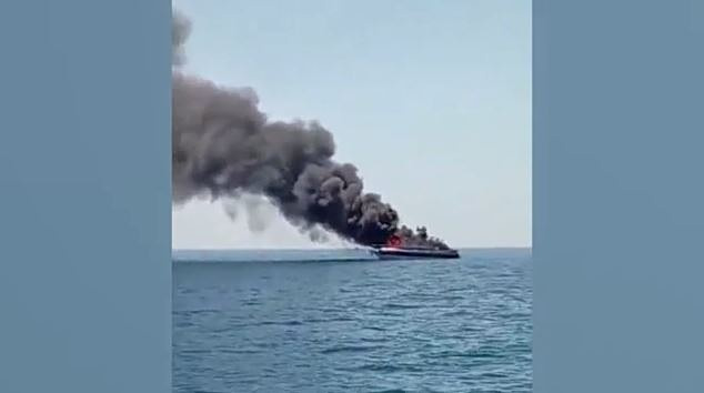 Βουλιαγμένη: Στις φλόγες ταχύπλοο – Σώοι οι επιβάτες