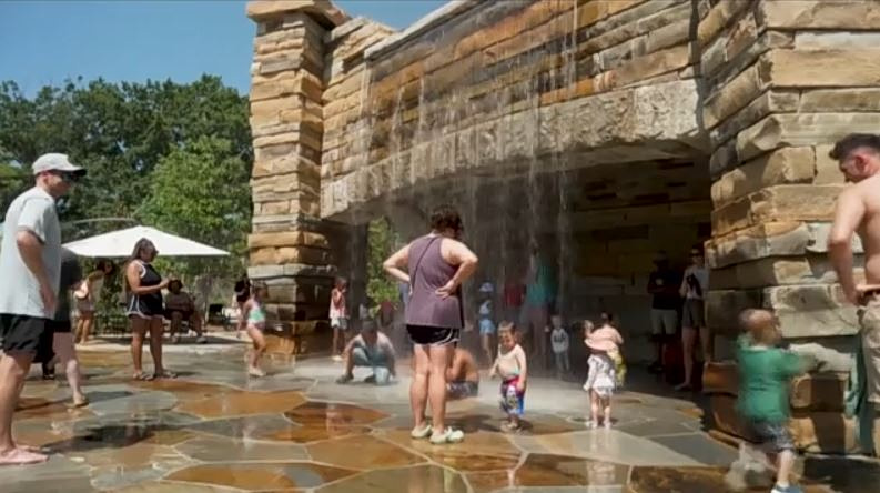 «Σαρώνει» Ευρώπη & ΗΠΑ ο καύσωνας – «Μάχη» και με τις πυρκαγιές