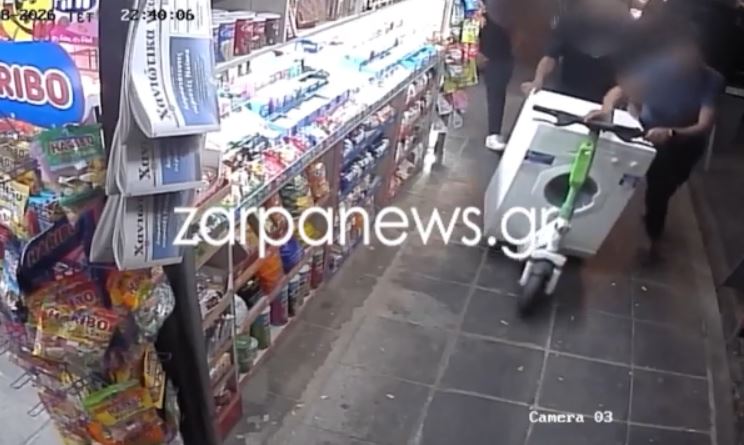 Χανιά: Μετέφεραν πλυντήριο πάνω σε ηλεκτρικό πατίνι