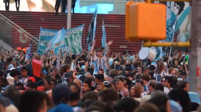 «Κατάληψη» στο Μανχάταν από Αργεντίνους φιλάθλους λόγω του τελικού του Μουντιάλ