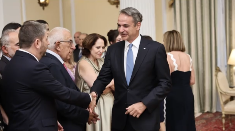 Δεξίωση για την αποκατάσταση της Δημοκρατίας – Χειραψία Μητσοτάκη – Ανδρουλάκη μετά τη σύγκρουση στη Βουλή