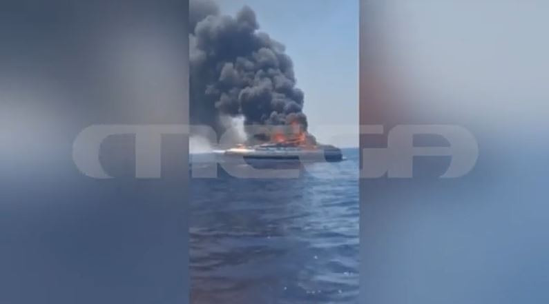 Βυθίστηκε το ταχύπλοο που τυλίχθηκε στις φλόγες στη Βουλιαγμένη – Σώοι οι τέσσερις επιβαίνοντες
