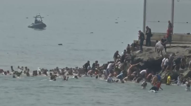 Θέουτα: Κραυγές απελπισίας στα σύνορα της Ευρώπης – Νεκροί, απόγνωση και μαζικές επιστροφές