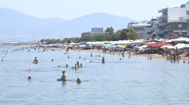 Σε κλοιό καύσωνα η χώρα – «Βούλιαξαν» οι παραλίες