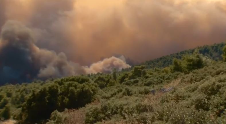 Στο νοσοκομείο δύο πυροσβέστες που επιχειρούσαν στα πύρινα μέτωπα