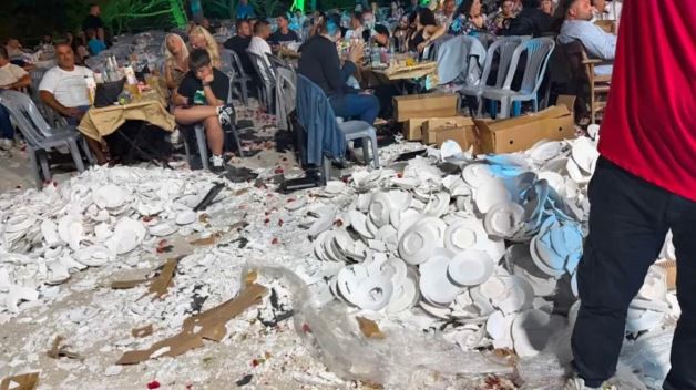 Ζάκυνθος: Έφεραν με κλαρκ παλέτες με πιάτα σε πανηγύρι & τα έσπασαν στην πίστα ενώ τραγουδούσε η Τζένη Κατσίγιαννη