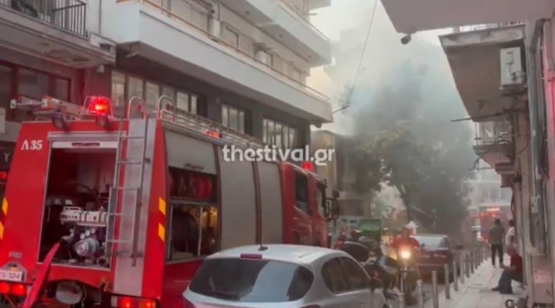 Θεσσαλονίκη: Πυρκαγιά σε εγκαταλελειμμένο κτίριο – Γέμισε καπνούς η περιοχή