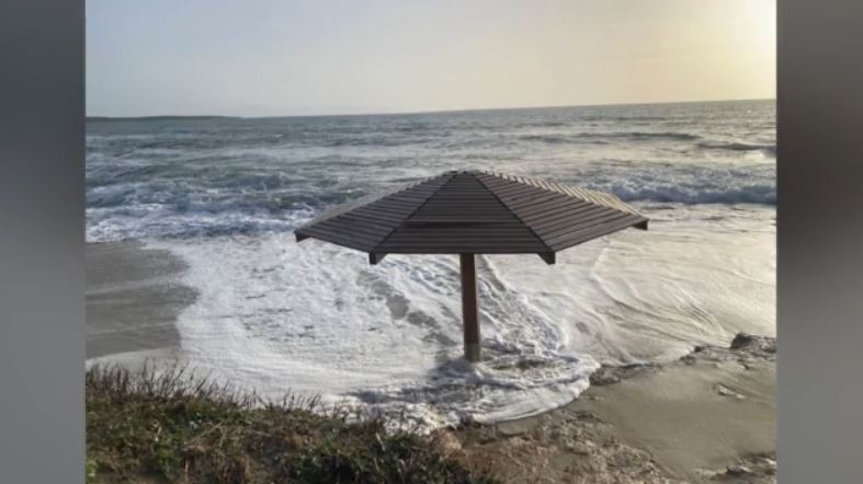Νάξος: Ξαπλώστρες & ξύλινες κατασκευές πάνω στο κύμα – Σφοδρές αντιδράσεις των κατοίκων του νησιού