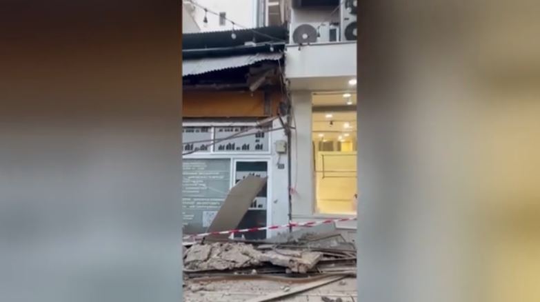 Θεσσαλονίκη: Μπαλκόνι κατέρρευσε και έπεσε σε σταθμευμένο ΙΧ στο κέντρο της πόλης