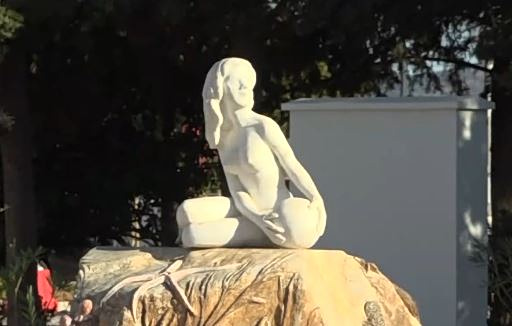 Λαύριο: Αντιδράσεις για το νέο γλυπτό στην προβλήτα – Τοποθετήθηκε σε κοντινή απόσταση από το ιστορικό Μνημείο της Γυναίκας της Μακρονήσου