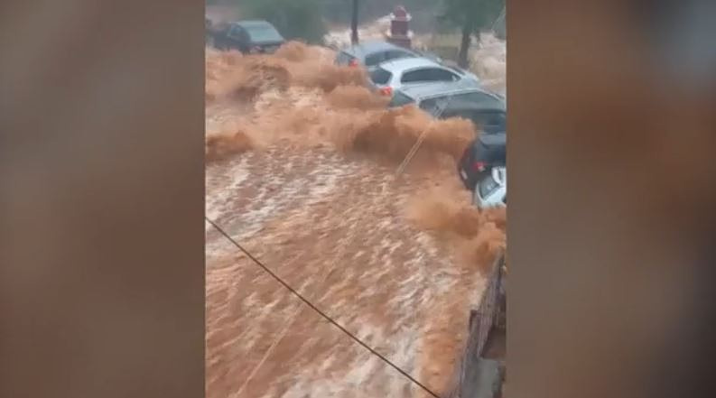 Μπουρίνι «σάρωσε» τη Μάνη – Δρόμοι μετατράπηκαν σε ποτάμια, παρασυρθήκαν ΙΧ & πλημμύρισαν σπίτια