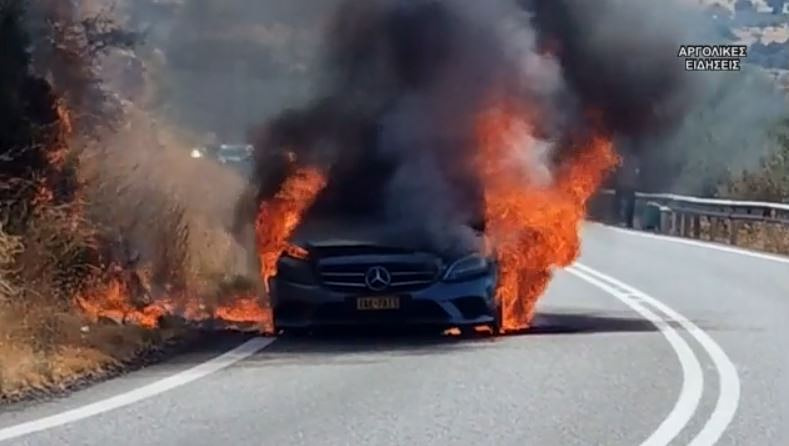 Αργολίδα: Ταξί άρπαξε φωτιά στη μέση του δρόμου και κάηκε ολοσχερώς
