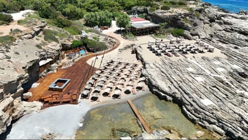 «Ανάσα δροσιάς» στις παραλίες για εκατοντάδες λουόμενους – Πληθαίνουν οι καταγγελίες για καταπατήσεις αιγιαλού