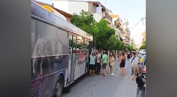 Αίγιο: Νεκρός οδηγός λεωφορείου που υπέστη ανακοπή ενώ οδηγούσε – Το όχημα προσέκρουσε σε αυτοκίνητα