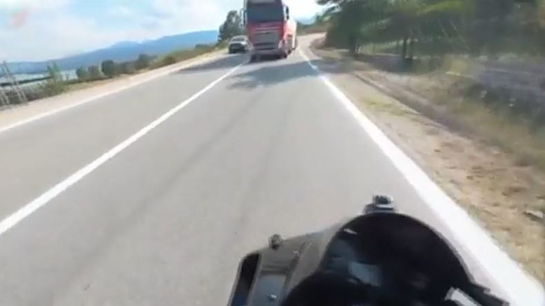 Σοκαριστικό βίντεο: Οδηγός βυτιοφόρου έκανε προσπέραση πάνω σε στροφή – Μοτοσικλετιστής γλίτωσε την τελευταία στιγμή
