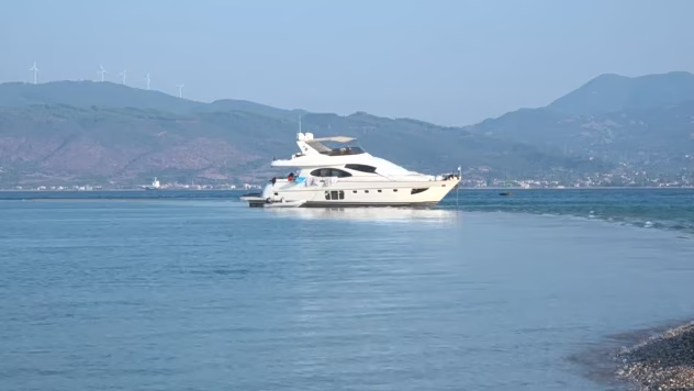 Δρέπανο: Παραμένει κολλημένο το γιοτ που προσάραξε σε αβαθή