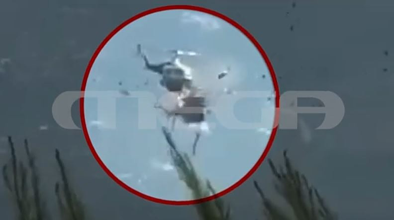 H στιγμή της σύγκρουσης των δύο πυροσβεστικών ελικοπτέρων στην Ψάθα – Σοκαριστικό βίντεο του MEGA