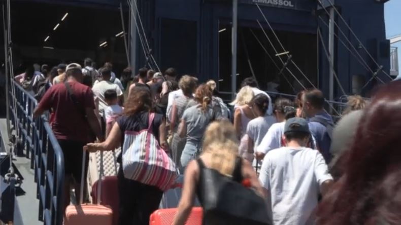Με πληρότητες 100% αναχωρούν τα πλοία από τα λιμάνια – 60.000 ταξιδιώτες σε 24 ώρες