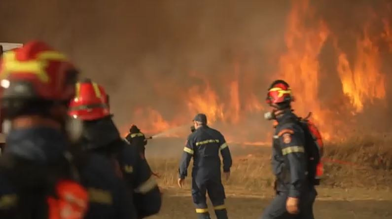 Αναζωπυρώσεις, εκκενώσεις και αγωνία στη Δυτική Αττική – Σεληνιακό τοπίο σε Πόρτο Γερμενό και Προσήλι