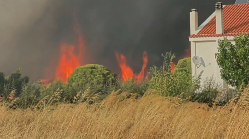 Φωτιές: Παλεύουν με εστίες και αναζωπυρώσεις οι πυροσβεστικές δυνάμεις – Τα ενεργά μέτωπα