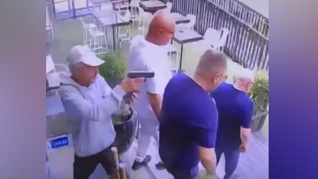 Ισραήλ: Η στιγμή της εν ψυχρώ εκτέλεσης μαφιόζου – Τον πυροβόλησαν στο κεφάλι