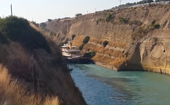 Ισθμός Κορίνθου: Η στιγμή που θαλαμηγός περνά ξυστά από τα τοιχώματα