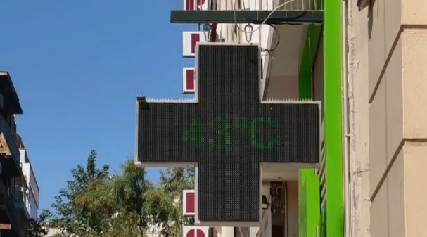Καύσωνας: Τουρίστες και εργαζόμενοι αναζητούν σκιά και δροσιά – Νέο θερμό κύμα προ των πυλών