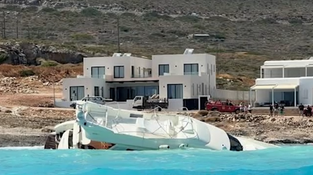 Θαλαμηγός προσάραξε σε παραλία στα Κύθηρα