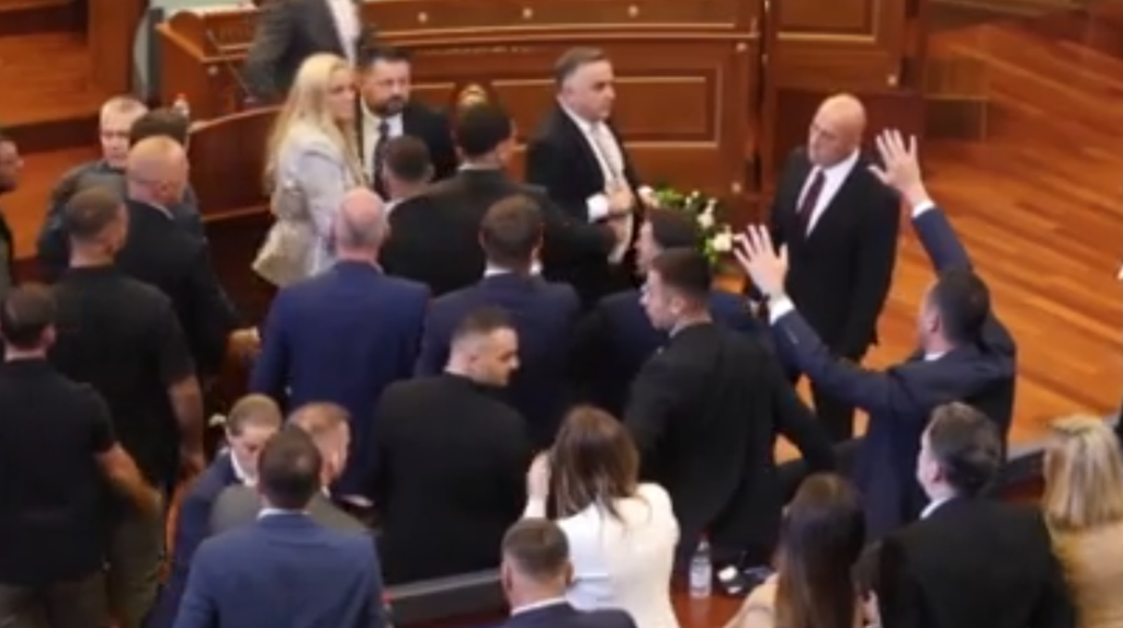 Κόσοβο: Βουλευτής της αντιπολίτευσης πέταξε αυγά στον υπηρεσιακό πρωθυπουργό Άλμπιν Κούρτι