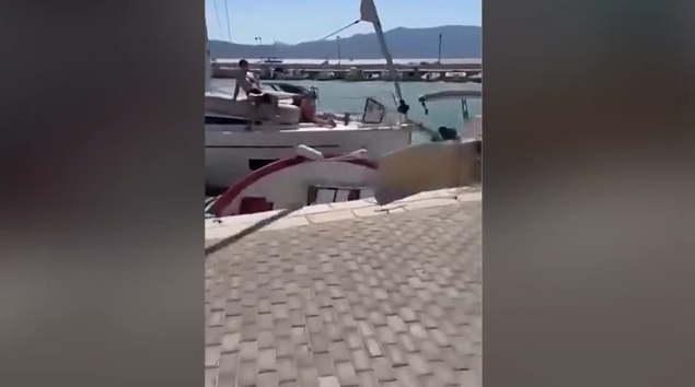 Λευκάδα: Η στιγμή που ιστιοφόρο προσκρούει σε ελλιμενισμένα σκάφη στο νησάκι Κάλαμος