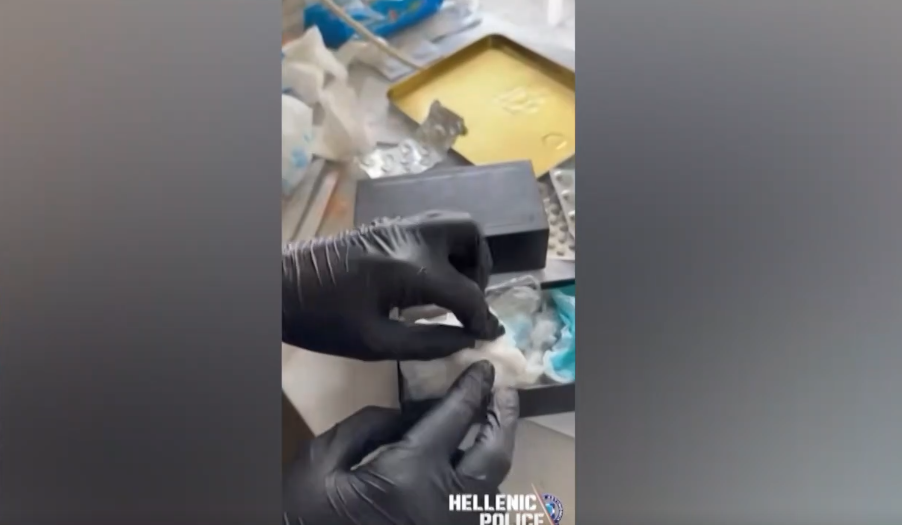 Χειροπέδες σε ψυχολόγο για διακίνηση ναρκωτικών – Γνωστή τραγουδίστρια στο «πελατολόγιο»